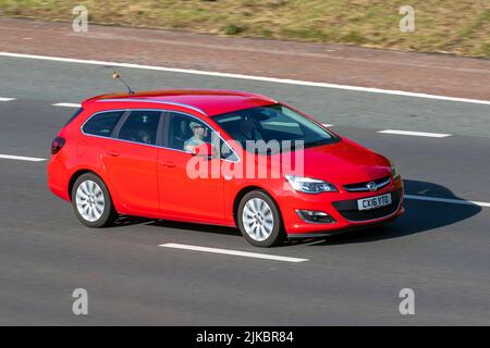 2016 rosso VAUXHALL ASTRA ELITE VVT 1598cc benzina Estate 5 velocità manuale; in movimento, in movimento, in movimento, viaggiando sull'autostrada M6, Regno Unito Foto Stock