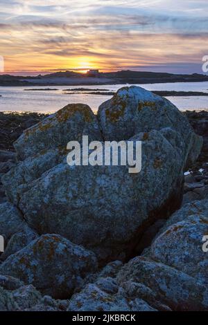 Sole che si imposta sull'isola di Lihou da l'Erée, Guernsey, Isole del canale Foto Stock