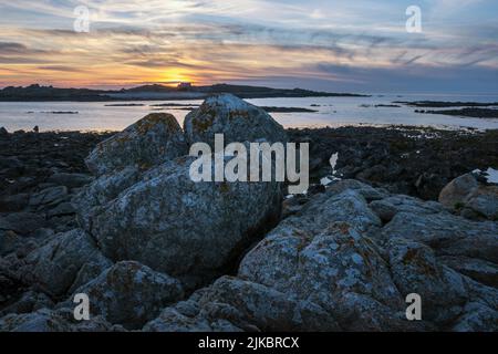 Sole che si imposta sull'isola di Lihou da l'Erée, Guernsey, Isole del canale Foto Stock