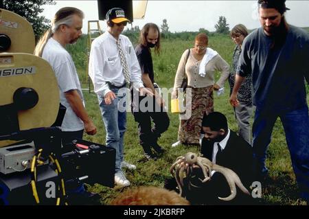 Rick Baker, Barry Sonnenfeld, Aaron Sims & Will Smith Film: Men in Black (USA 1997) personaggi: , E James Edwards regista: Barry Sonnenfeld 02 luglio 1997 **AVVISO** questa fotografia è solo per uso editoriale ed è il copyright delle IMMAGINI COLUMBIA e/o del fotografo assegnato dalla Film or Production Company e può essere riprodotta solo da pubblicazioni in concomitanza con la promozione del suddetto Film. È richiesto un credito obbligatorio per LE IMMAGINI COLUMBIA. Il fotografo deve essere accreditato anche quando è noto. Nessun uso commerciale può essere concesso senza autorizzazione scritta da parte del Film Comp Foto Stock