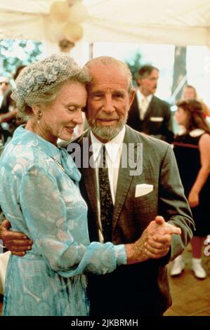 Jessica Tandy & Hume Cronyn Film: Ballare con il cane bianco (1993) personaggi: Cora Peek & Robert Samuel Peek regista: Glenn Jordan 05 Dicembre 1993 **ATTENZIONE** questa foto è solo per uso editoriale ed è copyright di CBS e/o del fotografo assegnato dalla Film o dalla Production Company e può essere riprodotta solo da pubblicazioni in concomitanza con la promozione del suddetto Film. È richiesto un credito obbligatorio per CBS. Il fotografo deve essere accreditato anche quando è noto. Nessun uso commerciale può essere concesso senza l'autorizzazione scritta della Film Company. Foto Stock