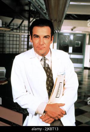 Mandy Patinkin Televisione: Chicago Hope (1993) personaggi: Dr. Jeffrey Geiger 18 Settembre 1994 **AVVISO** questa fotografia è solo per uso editoriale ed è il copyright di 20 CENTURY FOX TV e/o il fotografo assegnato dalla Film o dalla Production Company e può essere riprodotto solo da pubblicazioni in concomitanza con la promozione del suddetto Film. È richiesto un credito obbligatorio per 20 CENTURY FOX TV. Il fotografo deve essere accreditato anche quando è noto. Nessun uso commerciale può essere concesso senza l'autorizzazione scritta della Film Company. Foto Stock