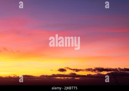 Cielo luminoso e colorato durante l'ora del tramonto con nuvole dorate che riflettono la luce del sole crepuscolo. Sfondo di spazio bianco, sostituzione del cielo. Foto Stock