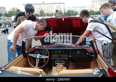 Mosca, Russia. 31st luglio 2022. La gente guarda il motore di un'auto retrò durante il rally 'tolitsa' a Mosca, in Russia, il 31 luglio 2022. Credit: Alexander Zemlianichenko Jr/Xinhua/Alamy Live News Foto Stock