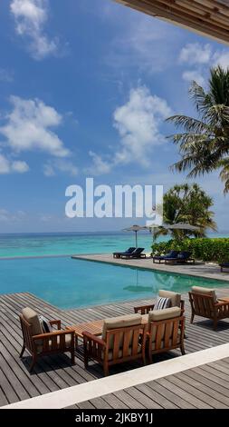 Bungalow sull'acqua e ville di lusso nella laguna blu, sulla spiaggia di sabbia bianca dell'isola di Bora Bora, Maldive, Tahiti. Foto Stock