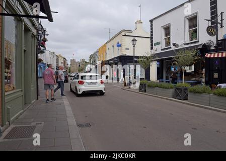 La gente che naviga, lo shopping e i ristoranti in Castle Street, la strada principale di Dalkey, Leinster, Irlanda. Luglio 2022 Foto Stock