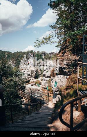 Bastei. Passerelle e scale in acciaio del Museo della Fortezza di Neuraten. Campioni di anime in pietra si trovano su una piattaforma piana. Foto Stock