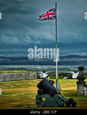 Un colpo verticale di un mortaio e l'Union Jack volando in alto a Fort George Foto Stock