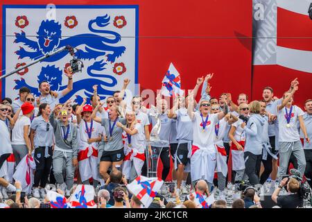 Londra, Regno Unito. 1st ago 2022. Inghilterra dopo aver vinto la finale UEFA Women's EURO 2022. L'evento a Trafalgar Square è stato organizzato dalla fa, dal sindaco di Londra Sadiq Khan, e dagli organizzatori dei tornei. Offre accesso gratuito per un massimo di 7.000 sostenitori. Credit: Guy Bell/Alamy Live News Foto Stock