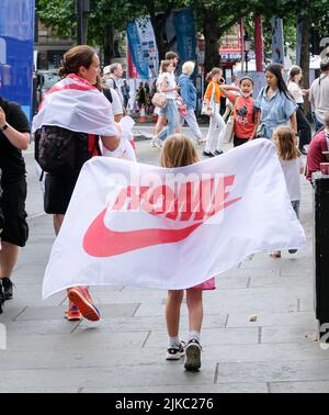 Trafalgar Square, Londra, Regno Unito. 1st ago 2022. Le Lionesse e i loro tifosi festeggiano la vittoria della UEFA Women's EURO England 2022. Credit: Matthew Chattle/Alamy Live News Foto Stock