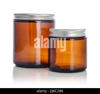 Vasetti di vetro cosmetico vuoti marroni isolati su sfondo bianco. Tracciato di ritaglio incluso. Foto Stock