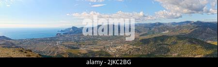 Vista panoramica della valle Sudak dalla costa verso Dachnoye posizione vicino al crinale di Taraktash da ai-Georg montagna, Sudak, Crimea, Russia. Foto Stock