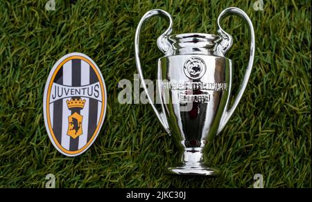 21 aprile 2021, Mosca, Russia. L'emblema della squadra di calcio Juventus F.C. e della UEFA Champions League Cup sull'erba verde dello stadio. Foto Stock