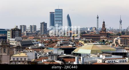 MILANO, ITALIA, 7 aprile 2022 - Vista dello skyline di Milano Foto Stock