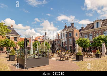 Vista estiva della piazza del centro città con pub e ristoranti a Workum, Frisia, Paesi Bassi Foto Stock