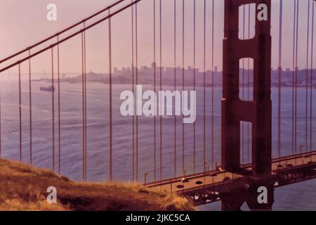 Golden Gate Bridge con San Francisco sullo sfondo. Foto Stock