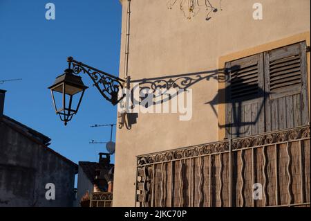 Arles, Francia. Vecchia lampada da strada in ferro battuto Foto Stock