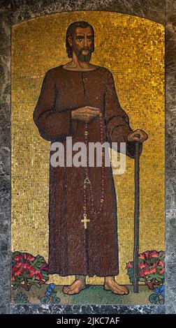ZURIGO, SVIZZERA - 1 LUGLIO 2022: la mosaik di San Niklaus von Flue nella chiesa Pfarrkirche Liebfrauen di Fritz Kunz (1906). Foto Stock