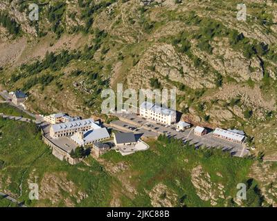 VISTA AEREA. Santuario situato in una posizione remota a 2035 metri s.l.m. Santuario di Sant'Anna, Vinadio, Provincia di Cuneo, Piemonte, Italia. Foto Stock