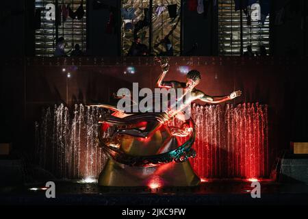 La statua dorata del Prometheus al Rockefeller Center di New York City, NY, di notte Foto Stock