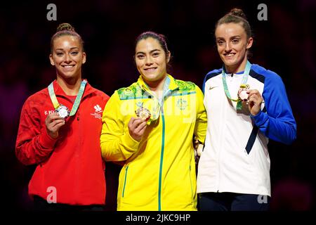 Georgia Godwin (oro) in Australia, Shannon Archer in Scozia (bronzo) e Laurie Denommee in Canada (argento) durante la cerimonia della medaglia per la finale della volta delle Donne all'Arena Birmingham il quarto giorno dei Giochi del Commonwealth 2022 a Birmingham. Data foto: Lunedì 1 agosto 2022. Foto Stock