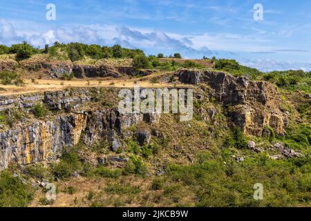 La Cava dei Penmoni disutilizzata sullo stretto di Menai, Isola di Anglesey, Galles del Nord Foto Stock