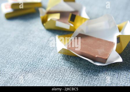 cioccolato fondente in una confezione di carta sul tavolo Foto Stock