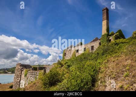 Gli edifici dismessi della Cava dei pinguini sullo stretto di Menai, Isola di Anglesey, Galles del Nord Foto Stock