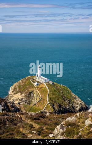 Il faro di South Stacks dalla salita a Holyhead Mountain, Anglesey, Galles del Nord Foto Stock