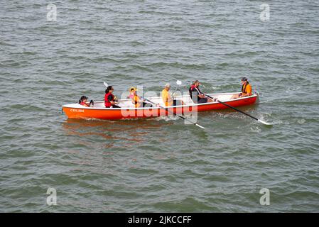 Lower Thames Rowing Club Celtic Longboat di nome Ceilidh, essendo Rrowing sul Thames Estuary passando Southend sul mare. Club con base a Leigh on Sea Foto Stock