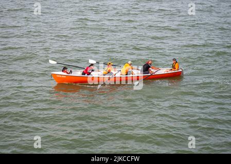 Lower Thames Rowing Club Celtic Longboat di nome Ceilidh, essendo Rrowing sul Thames Estuary passando Southend sul mare. Club con base a Leigh on Sea Foto Stock