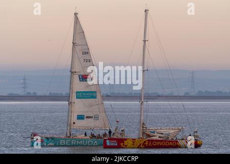 Le squadre di Bermuda e Qingdao scaccano al molo di Southend nell'estuario del Tamigi dopo aver terminato la gara di yacht Clipper Round the World. Luce Dawn Foto Stock