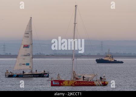 WTC Logistics e il team di Qingdao yacht all'alba al molo di Southend nell'estuario del Tamigi dopo aver terminato la gara di yacht Clipper Round The World. Rimorchiatore Foto Stock