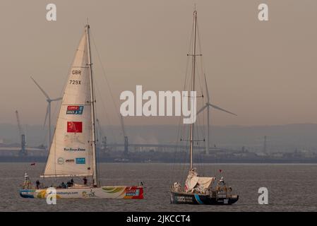 Visita il team di Sanya e WTC Logistics al largo del Southend Pier nell'estuario del Tamigi dopo aver terminato la gara di yacht Clipper Round the World. Vento fattoria Foto Stock