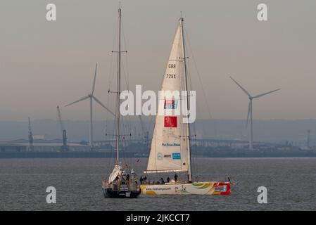 WTC Logistics e visitare il team Sanya yacht al largo del Southend Pier nell'estuario del Tamigi dopo aver terminato la gara di yacht Clipper Round the World Foto Stock