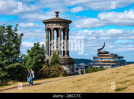 Vista da Calton Hill e dal monumento Dugald Stewart sullo skyline della città durante l'onda di caldo estiva, Edimburgo, Scozia, Regno Unito Foto Stock