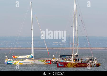 Qingdao, visita Sanya e WTC Logistics team yacht fuori Southend Pier nel Thames Estuary dopo aver terminato la gara Clipper Round the World yacht Foto Stock