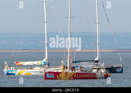 Qingdao, visita Sanya e WTC Logistics team yacht fuori Southend Pier nel Thames Estuary dopo aver terminato la gara Clipper Round the World yacht Foto Stock