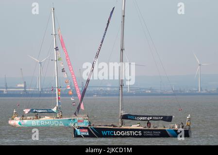 Il team di Bermuda e WTC Logistics yacht al largo del Southend Pier nell'estuario del Tamigi dopo aver terminato la gara di yacht Clipper Round The World Foto Stock