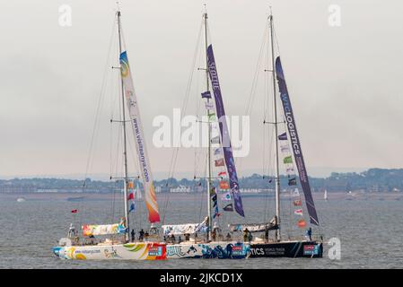 Visitate Sanya, Seattle e il team Logistics WTC al largo del Southend Pier nell'estuario del Tamigi dopo aver terminato la gara di yacht Clipper Round the World Foto Stock