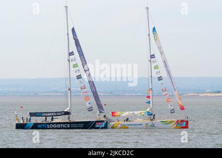 WTC Logistics e visitare il team Sanya yacht al largo del Southend Pier nell'estuario del Tamigi dopo aver terminato la gara di yacht Clipper Round the World Foto Stock