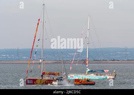 Il team di Qingdao e Bermuda yacht al largo del Southend Pier nell'estuario del Tamigi dopo aver terminato la gara di yacht Clipper Round the World. Hovercraft RNLI Foto Stock