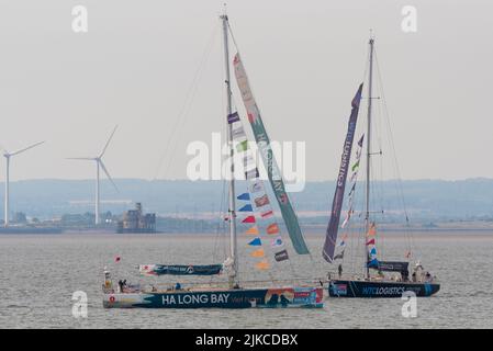 Il team ha Long Bay e WTC Logistics yacht al largo del Southend Pier nell'estuario del Tamigi dopo aver terminato la gara di yacht Clipper Round the World Foto Stock