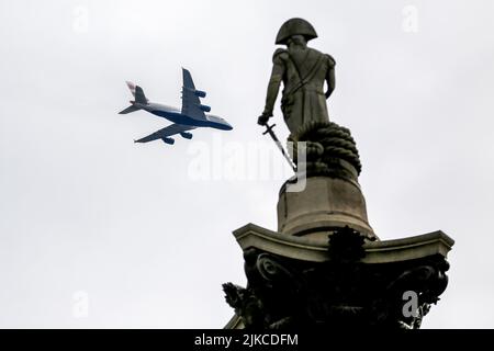 Londra, Regno Unito. 31st luglio 2022. Un aereo British Airways A380 è visto volare attraverso le nuvole sopra la colonna di Nelson a Trafalgar Square, nel centro di Londra. Credit: SOPA Images Limited/Alamy Live News Foto Stock