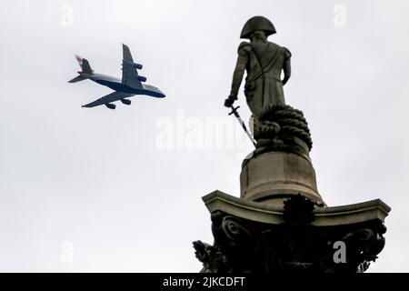 Londra, Regno Unito. 31st luglio 2022. Un aereo British Airways A380 è visto volare attraverso le nuvole sopra la colonna di Nelson a Trafalgar Square, nel centro di Londra. Credit: SOPA Images Limited/Alamy Live News Foto Stock