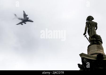 Londra, Regno Unito. 31st luglio 2022. Un aereo British Airways A380 è visto volare attraverso le nuvole sopra la colonna di Nelson a Trafalgar Square, nel centro di Londra. (Foto di Dinendra Haria/SOPA Images/Sipa USA) Credit: Sipa USA/Alamy Live News Foto Stock