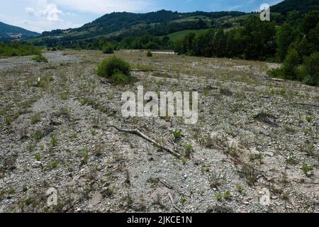 Il torrente Baganza che attraversa tutta l'omonima vallata è in secca ormai da divergenze mesi, a causa delle pochissime piogge cadute. Foto Stock