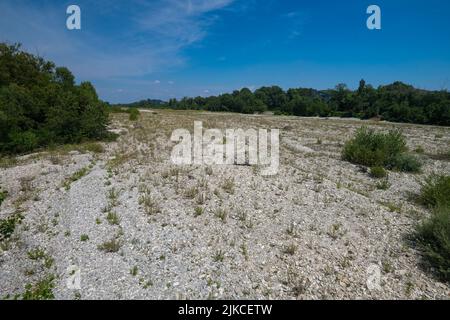 Il torrente Baganza che attraversa tutta l'omonima vallata è in secca ormai da divergenze mesi, a causa delle pochissime piogge cadute. Foto Stock