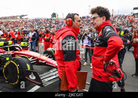 Griglia di partenza, Grille de parted, ADAMI Riccardo, ingegnere da corsa della Scuderia Ferrari, BINOTTO Mattia (ita), Amministratore Delegato della Scuderia Ferrari, ritratto durante la Formula 1 Aramco Magyar Nagydij 2022, Gran Premio d'Ungheria 2022, 12th round del Campionato Mondiale FIA di Formula uno 2022 dal 28 al 31 luglio, 2022 sull'Hungaroring, a Mogyorod, Ungheria - Foto: Antonin Vincent / DPPI/DPPI/LiveMedia Foto Stock