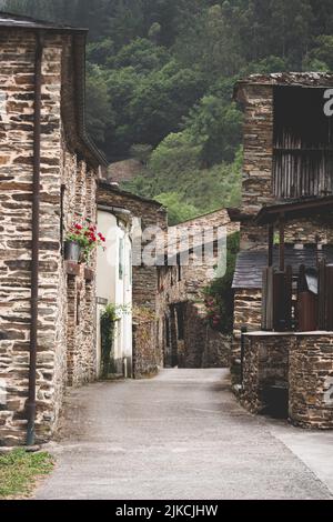 Una vista verticale delle case rustiche situate nel piccolo villaggio di Vega de Zarza Foto Stock